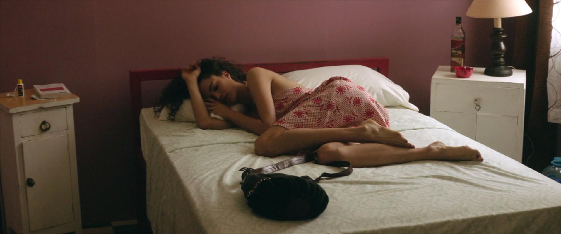 Stars.At.Noon.2022.1080p.WEBRip.x264.AAC5.1-[YTS.MX].mp4_20221015_124422834.jpg